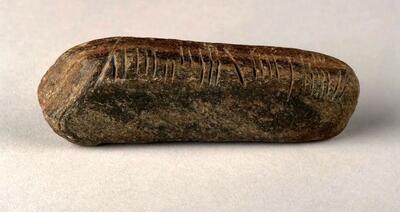 سنگی با نوشته‌های ۱۶۰۰ ساله که در باغچه خانه پیدا شد