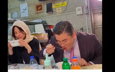 سفیر کره جنوبی بعد از خوردن کله‌پاچه خطاب به کارکنان کله‌پزی: دمت گرم!/ ویدئو