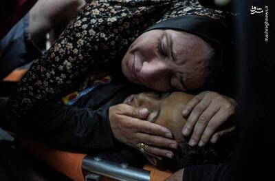 عکس/ وداع جانسوز مادر فلسطینی با فرزند شهیدش
