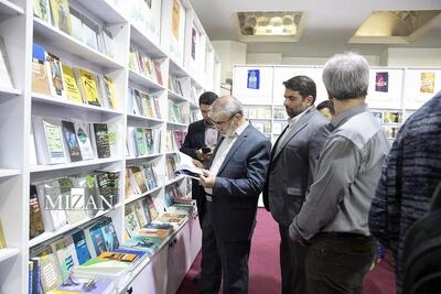 رئیس پژوهشکده شورای نگهبان از  نمایشگاه کتاب تهران بازدید کرد