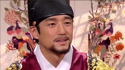 تیپ و ژست متفاوت «امپراتور سوکجونگ» سریال دونگ یی در برنامه تلویزیونی+عکس