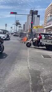 آتش گرفتن موتور در خیابان