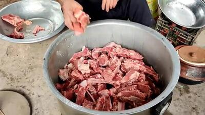 مهارت آشپز افغانی در طبخ 50 کیلوگرم گوشت برای تهیه غذای خیابانی (فیلم)