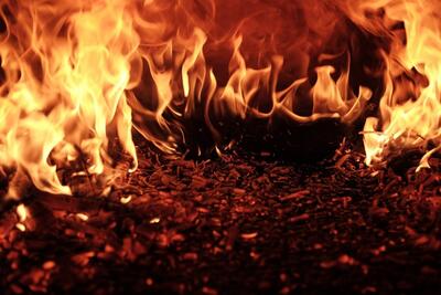 آتش‌سوزی در انبار مواد پلاستیکی آران‌وبیدگل (فیلم)