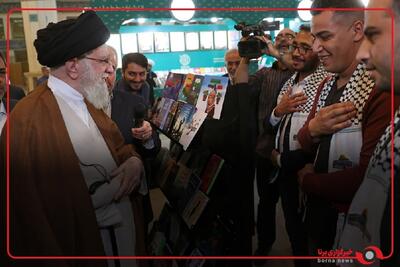 هدیه‌ای که امروز جوان فلسطینی در نمایشگاه کتاب به رهبر انقلاب داد و انگشتر ایشان را به هدیه گرفت