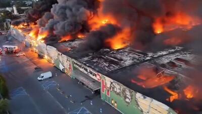 آتش سوزی یک مرکز خرید بزرگ در ورشو لهستان را نابود کرد