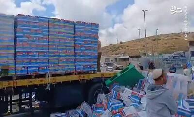 فیلم/ حمله صهیونیست‌ها به کامیون‌های حامل کمک‌های غزه