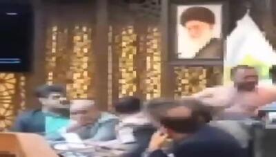 ویدیوی جنجالی از لخت شدن یک شهروند معترض در صحن شورای شهر گرگان