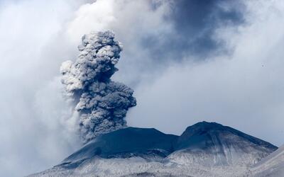 فوران آتشفشان ایبو در اندونزی (فیلم)
