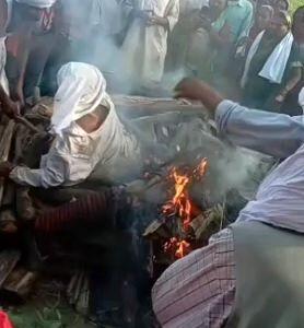 یک مرد هندی در حین مراسم دفن و سوزاندن جسد زنده شد + فیلم