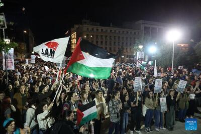 دانشجویان یونانی شب گذشته در حمایت از فلسطین تجمع کردند