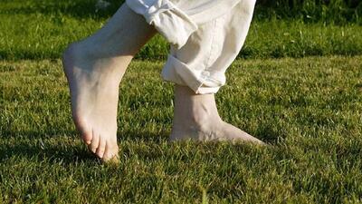 متخصص ایمنی شناسی: راه رفتن با پای برهنه به تقویت ایمنی بدن کمک می کند | خبرگزاری بین المللی شفقنا