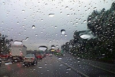 بارش باران در جاده‌های ۱۰ استان