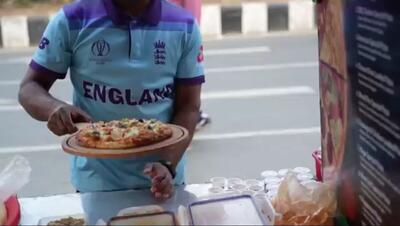طرز تهیه پیتزای بنگلادشی در خیابان‌های این شهر (فیلم)