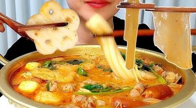خوردن یک قابلمه نودل با تمام مخلفات توسط خانم مشهور چینی با صدا !