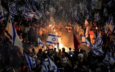 معترضان اسرائیلی مقابل مقر وزارت جنگ آتش به پا کردند