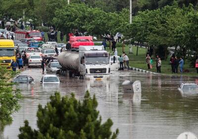ببینید / تصاویری از خودروهای گرفتار در سیلاب مشهد