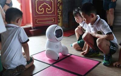 مهد کودکی در سوئیس یک روبات را به عنوان «دستیار» به خدمت گرفت