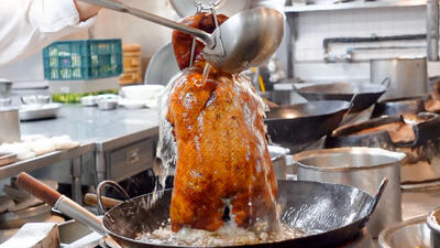 (ویدئو) غذای خیابانی در تایوان؛ پخت اردک چینی و سرو سوشی اردک