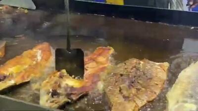 (ویدئو) غذای خیابانی در پاکستان؛ نحوه طبخ انواع ماهی سرخ شده و کبابی