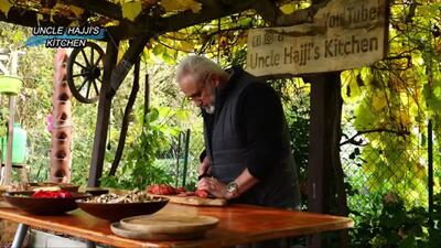 (ویدئو) نحوه پخت پیتزای سنتی توسط یک آشپز روستایی ترکیه ای