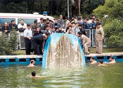 تصاویر کمتر دیده شده از حادثه دریاچه پارک شهر تهران در سال ۸۱