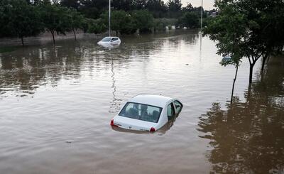 سیلاب وحشتناک در خیابان‌های مشهد؛ خودروها را آب برد/ اعزام تیم‌های غواصی
