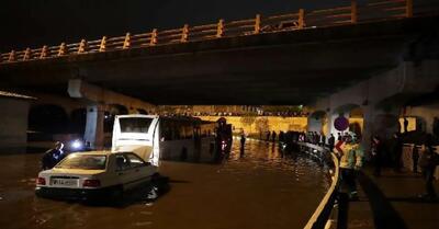 سیل مرگبار در مشهد و سیلاب در حرم رضوی؛ آب ماشین‌ها را برد/ ویدئو