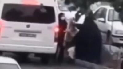 توضیحات پلیس در مورد پوشاندن یک زن با پتو (فیلم)