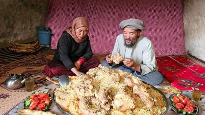 پخت غذای محلی با مرغ و سبزیجات به روش ویژه زوج غارنشین افغان (فیلم)