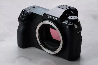 دوربین GFX100S II توسط فوجی‌فیلم معرفی شد؛ حسگری بزرگ در بدنه‌ای کوچک