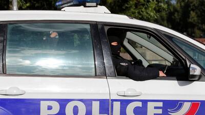 بسیج پلیس فرانسه برای یافتن افراد مسلحی که دو مامور را کشتند و یک زندانی را فراری دادند