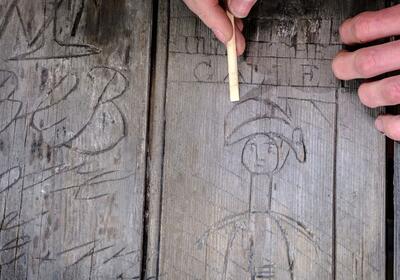 کشف عجیب‌ترین پرترۀ «ناپلئون» با قدمت 200 سال روی یک در چوبی