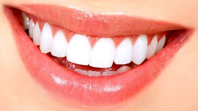 دندان سفید و زیبا می خواهید؟ از این روش های طبیعی کمک بگیرید