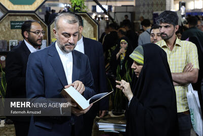 بازدید وزیر امور خارجه از نمایشگاه کتاب تهران