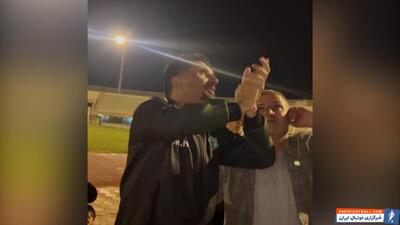 مجتبی حسینی و هواداران ایرالکو بعد از صعود - پارس فوتبال | خبرگزاری فوتبال ایران | ParsFootball