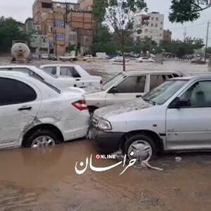 خسارت سیلاب در سیدی مشهد/ سیلاب خودروها را با خود برد