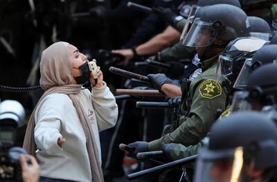 تصاویر الجزیره از بازداشت دانشجویان طرفدار فلسطین در دانشگاه ایروین کالیفرنیا | خبرگزاری بین المللی شفقنا