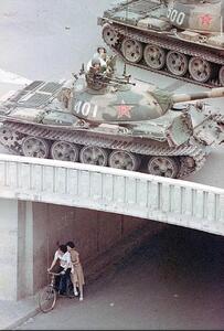 عکس / فردای سرکوب اعتراضات در میدان تیان‌آن‌من، پکن، سال ۱۹۸۹