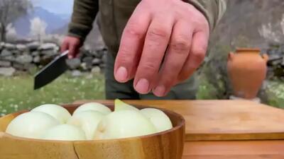 (ویدئو) فرآیند کباب کردن زبان گاو در طبیعت توسط آشپز معروف آذربایجانی