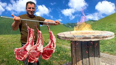 (ویدئو) پخت استیک گوشت گاو به سبک و سیاق آشپز روستایی آذربایجانی