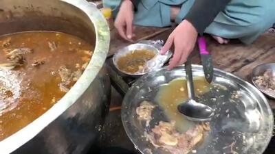 (ویدئو) غذای خیابانی پاکستانی؛ پخت و سرو سیری پای(کله پاچه) به روشی 50 ساله