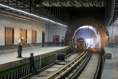 (ویدئو) نحوه عجیب قرار دادن واگن‌های مترو کرج در تونل