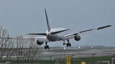 فرود عجیب و استثنایی بوئینگ ۷۶۷ در باد و باران (فیلم)