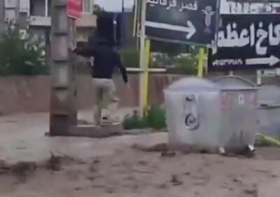 ببینید / فیلمی از ناپدید شدن یک شهروند مشهد در سیلاب