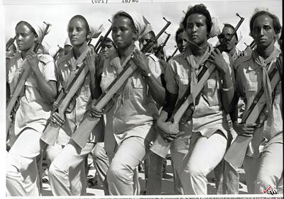 عکس/ زنان نظامی سومالی با اسلحه‌های چوبی