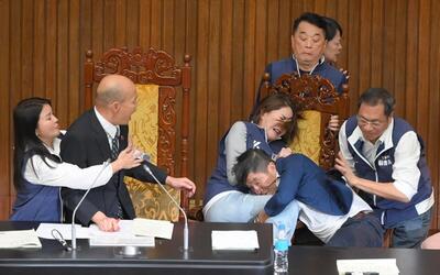 (ویدئو) نماینده پارلمان تایوان برگه های رأی را ربود