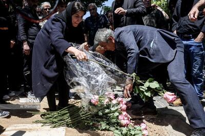 (ویدئو) لیلا حاتمی در مراسم خاکسپاری مادرش «زری خوشکام»