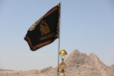 اهتزاز پرچم عزا بر فراز گنبد مسجد مقدس جمکران