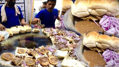 غذای خیابانی در پاکستان؛ پخت برگر متفاوت با تخم مرغ در کراچی (فیلم)